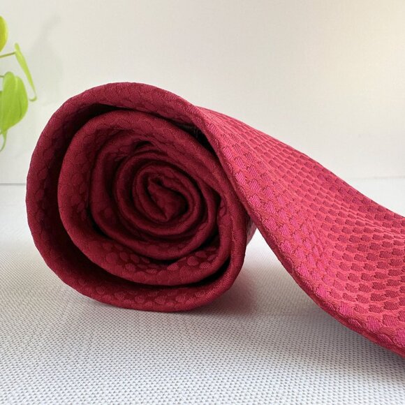 Geoffrey Beene Silk Tie 1990s, Red Heart Pattern, Vintage 100% Silk Necktie - Picture 4 of 10